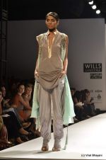 Model walk the ramp for Kiran Uttam Ghosh Show at Wills Lifestyle India Fashion Week 2012 day 1 on 6th Oct 2012 (32).JPG